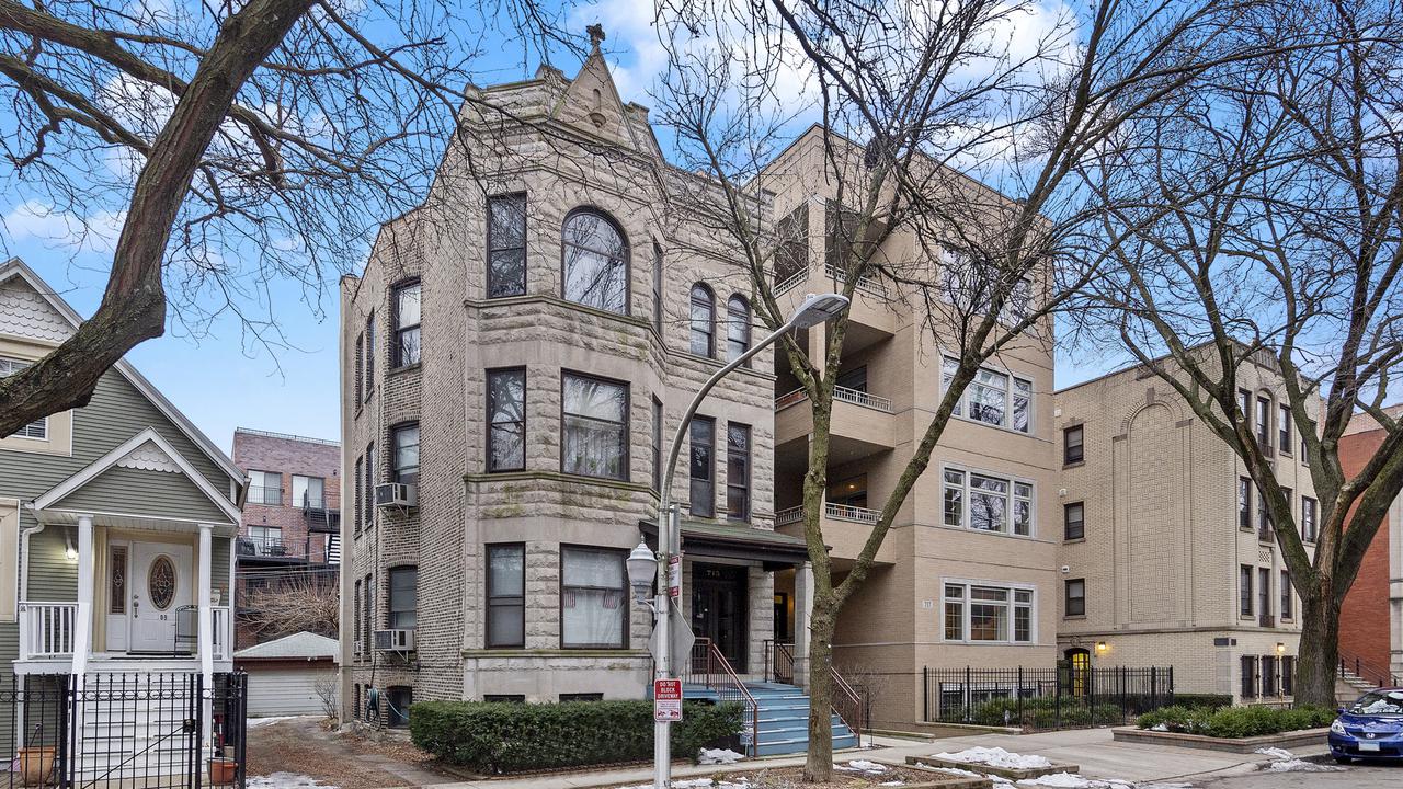 715 W Aldine Ave., Chicago, IL 60657