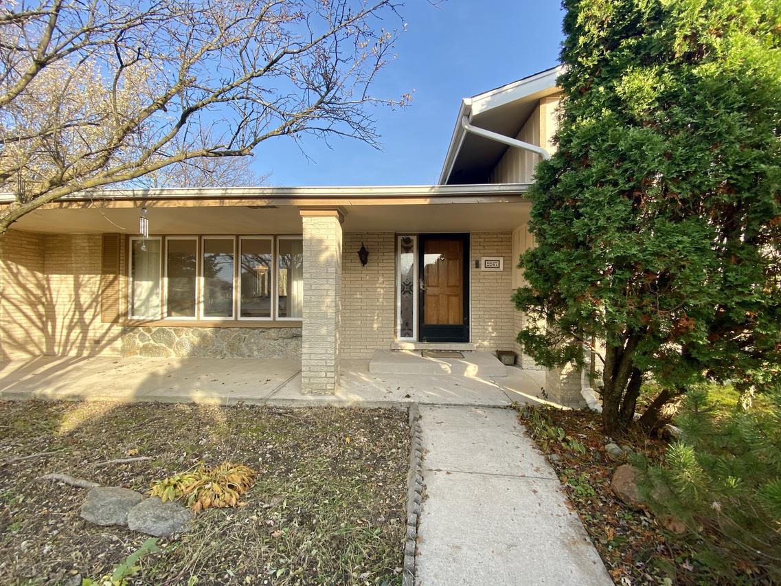 9947 S 88th Ave., Palos Hills, IL 60465