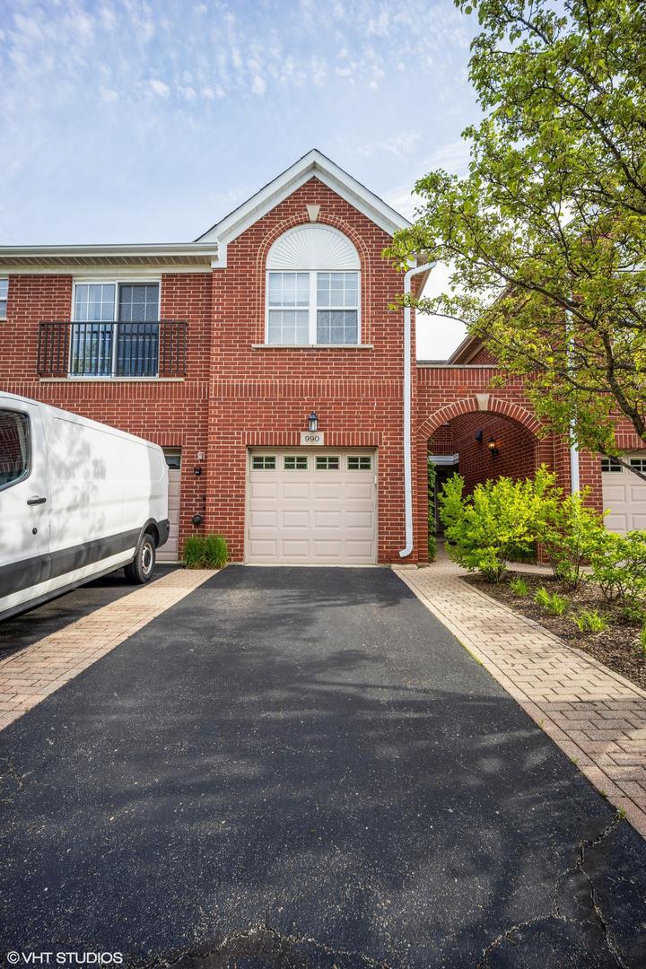 990 Kensington Dr., Northbrook, IL 60062