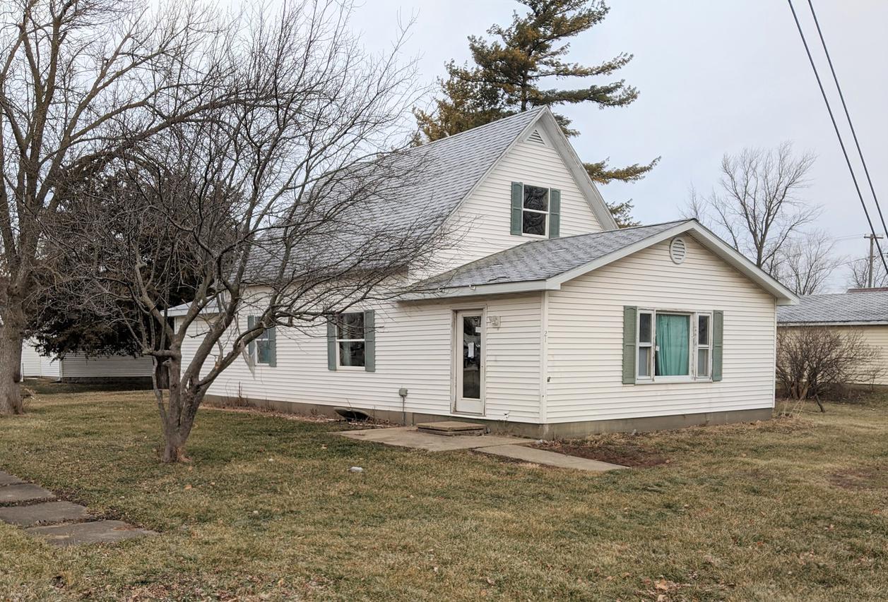 21 Chestnut St., Weldon, IL 61882