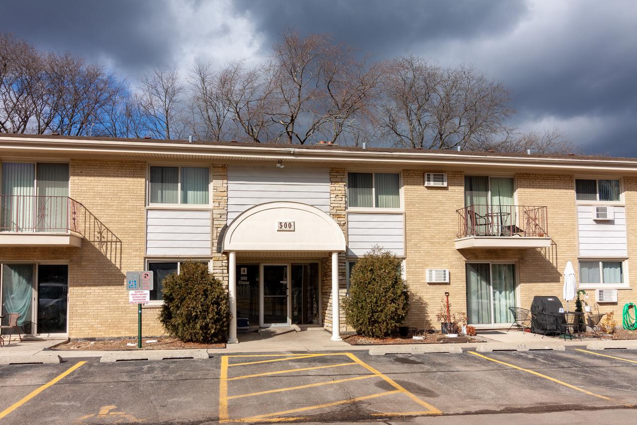 500 Chase Dr. #12, Clarendon Hills, IL 60514