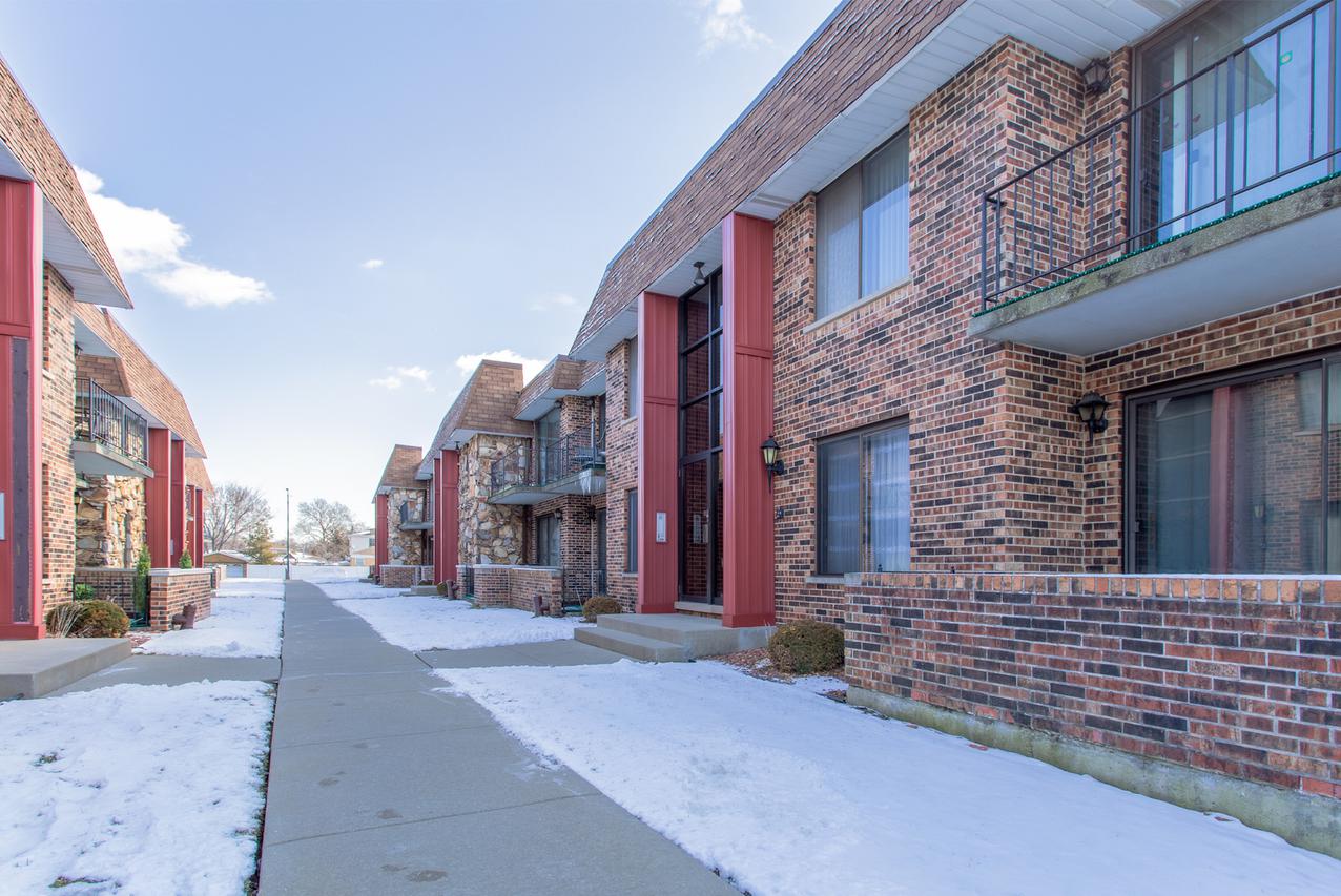 10424 S Pulaski Rd. #107D, Oak Lawn, IL 60453