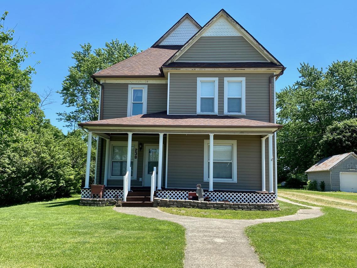 238 N Main St., Roberts, IL 60962