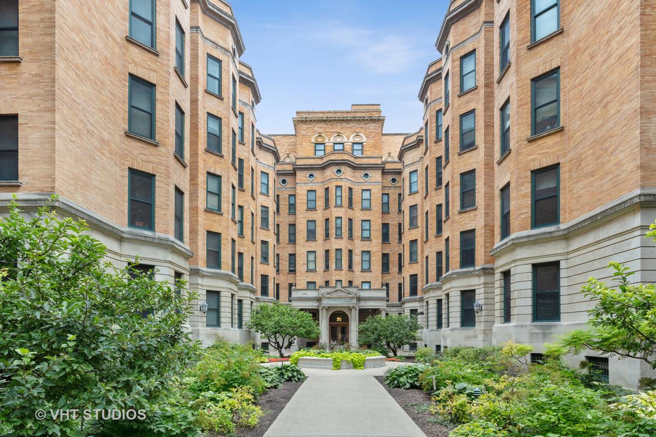 550 W Surf St. #413, Chicago, IL 60657