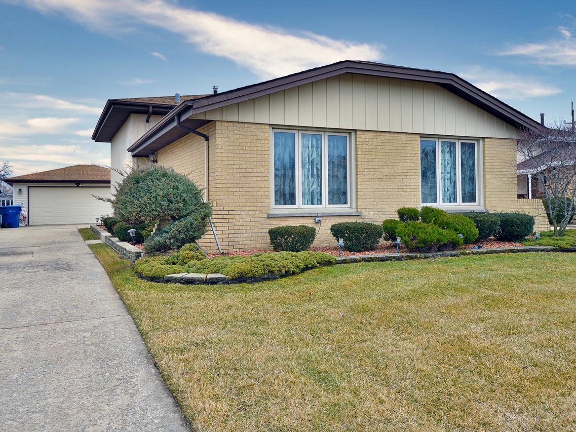5733 W 101st Pl., Oak Lawn, IL 60453