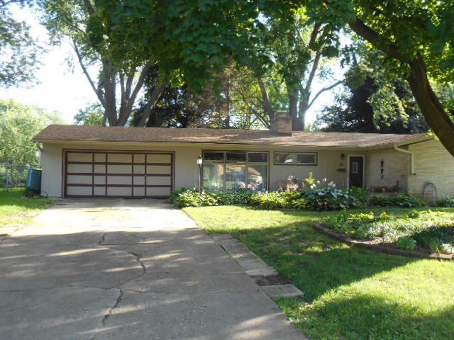161 Crestwood Dr., East Dundee, IL 60118