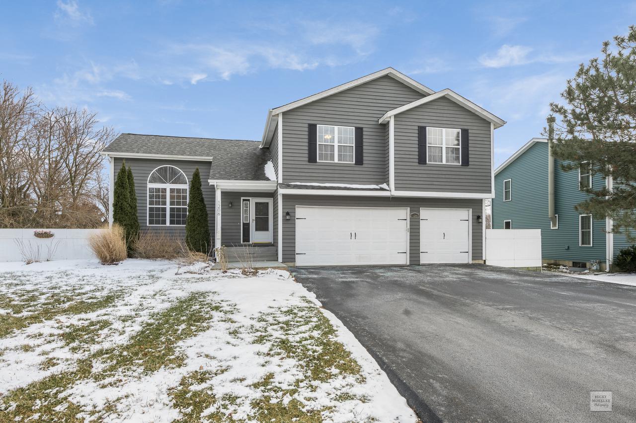1206 Holiday Dr., Somonauk, IL 60552