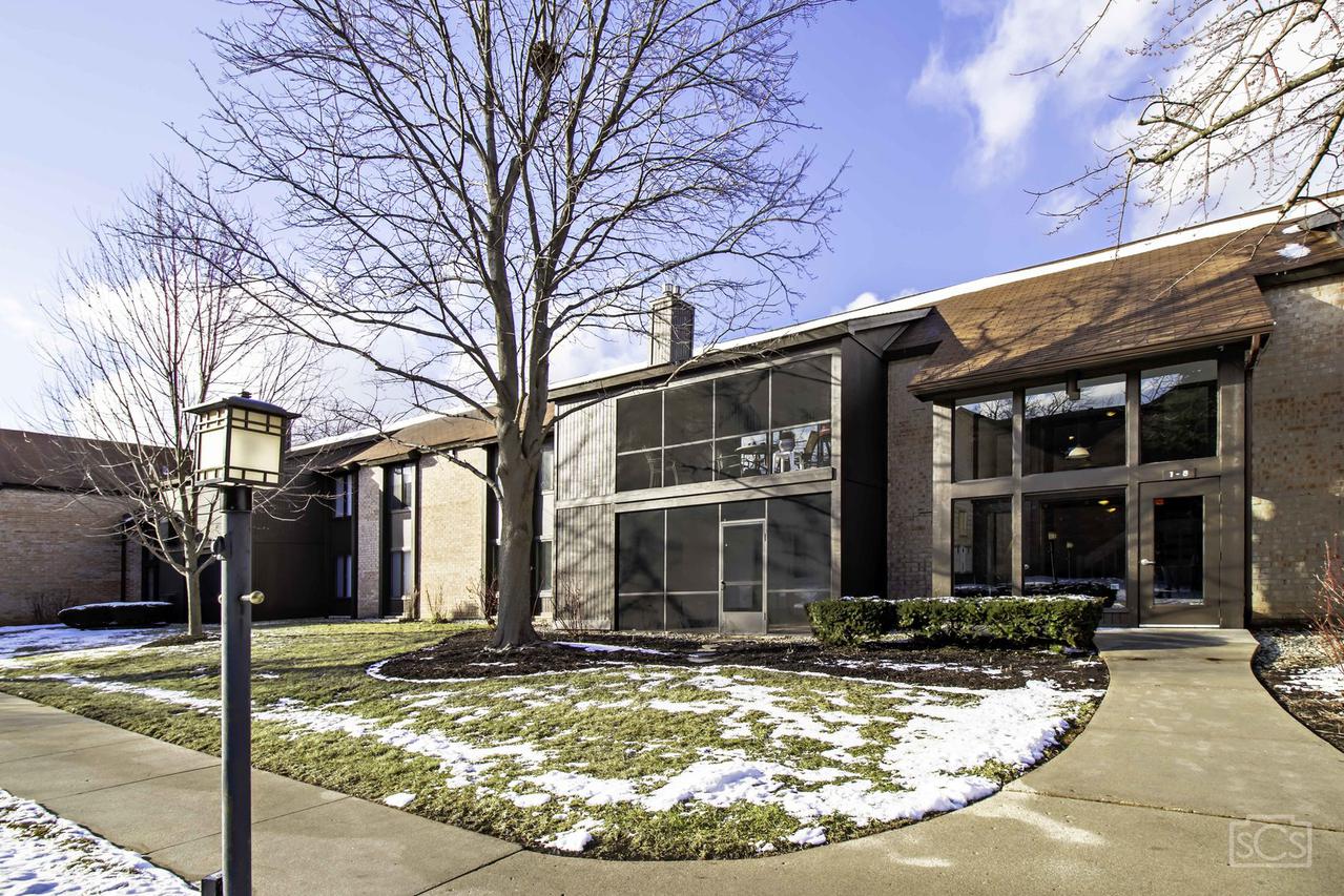 720 St Andrews Ln. #8, Crystal Lake, IL 60014