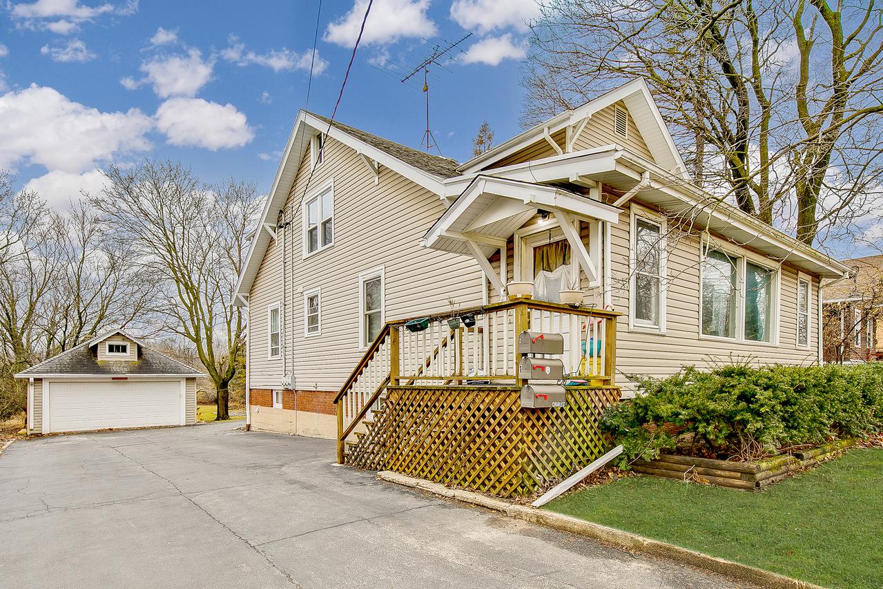 614 E Calhoun St., Woodstock, IL 60098