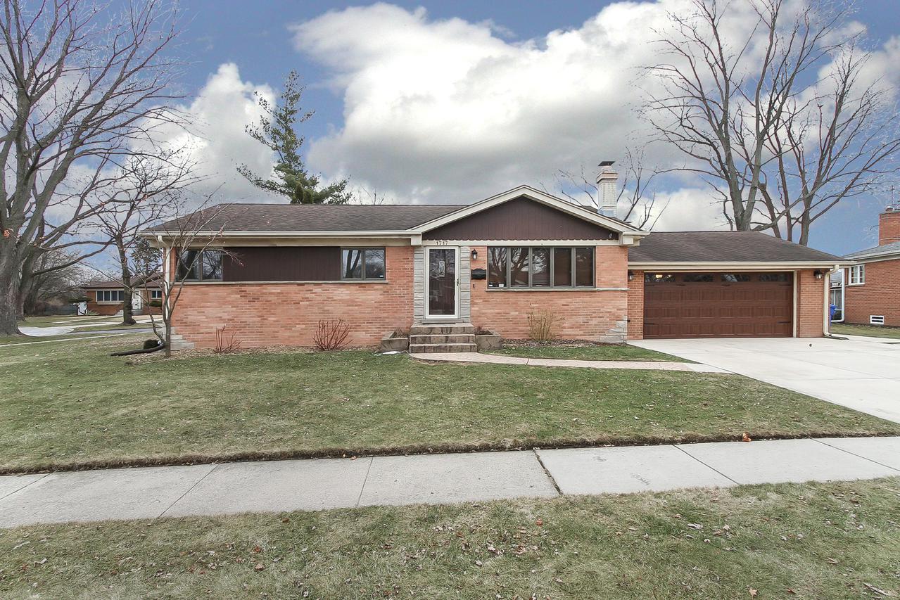 1717 Verde Ct., Mount Prospect, IL 60056