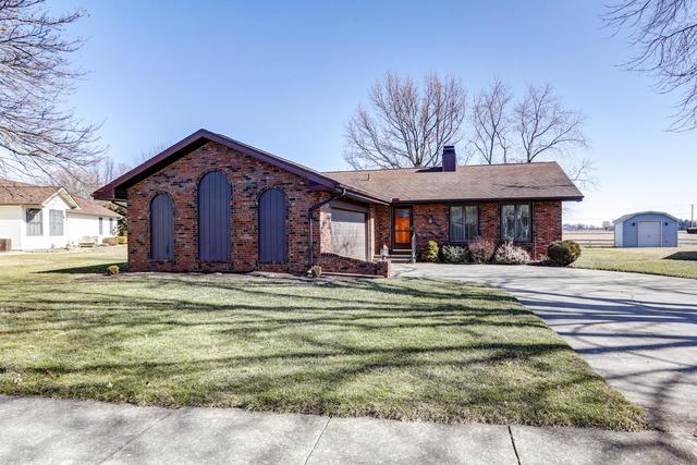 110 Rhine Blvd., Arthur, IL 61911