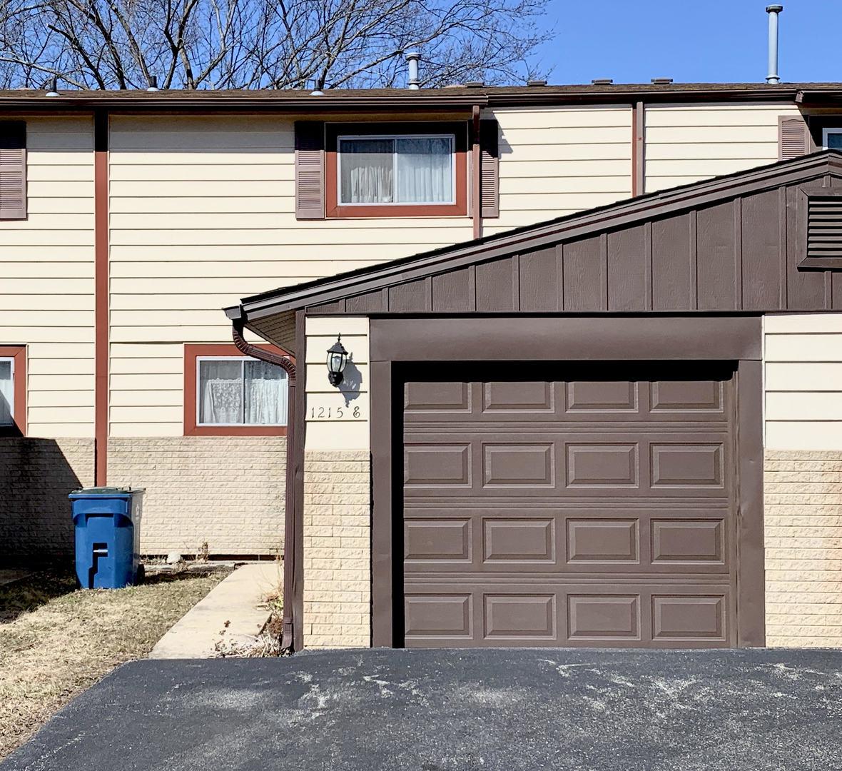 1215 Cedarwood Dr. #E, Crest Hill, IL 60403
