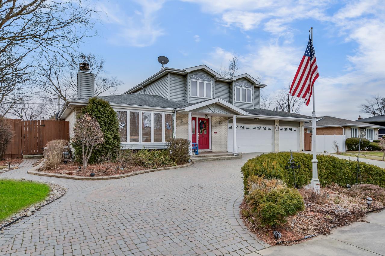 8049 W 88th St., Hickory Hills, IL 60457