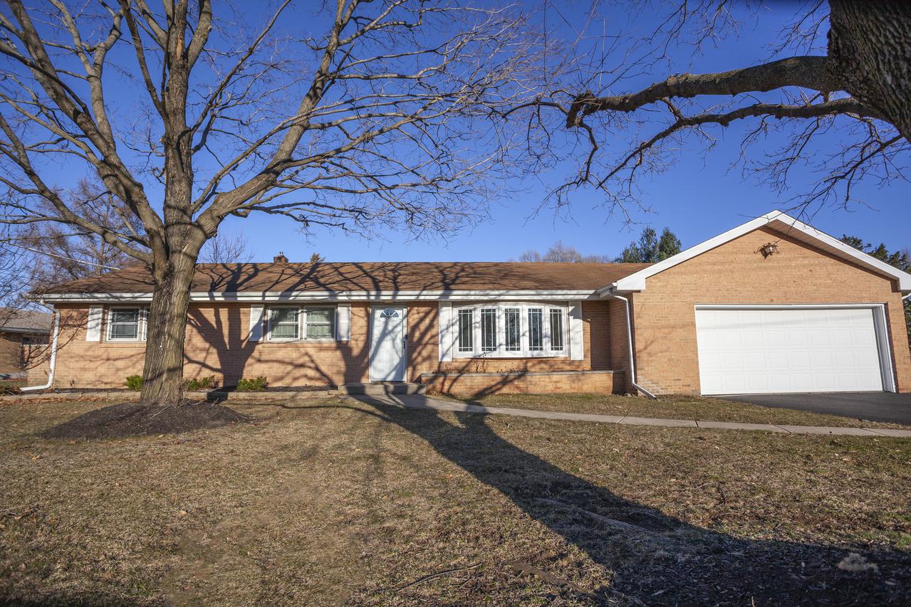 10465 Geneva Dr., Roscoe, IL 61073