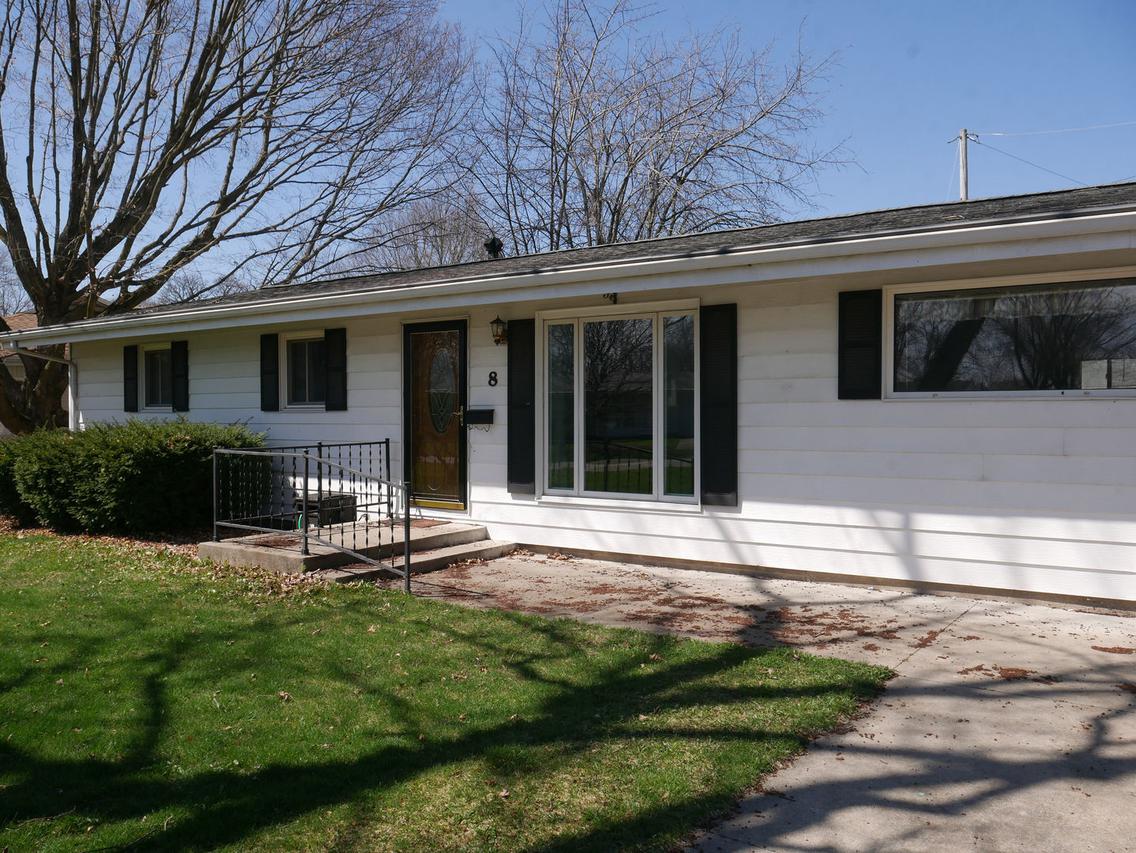 8 Matteson Dr., Villa Grove, IL 61956
