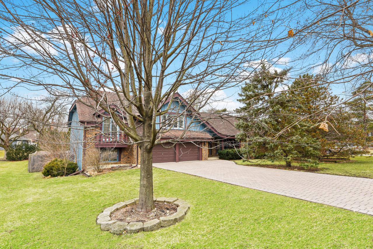 1008 Woodview Rd., Burr Ridge, IL 60527