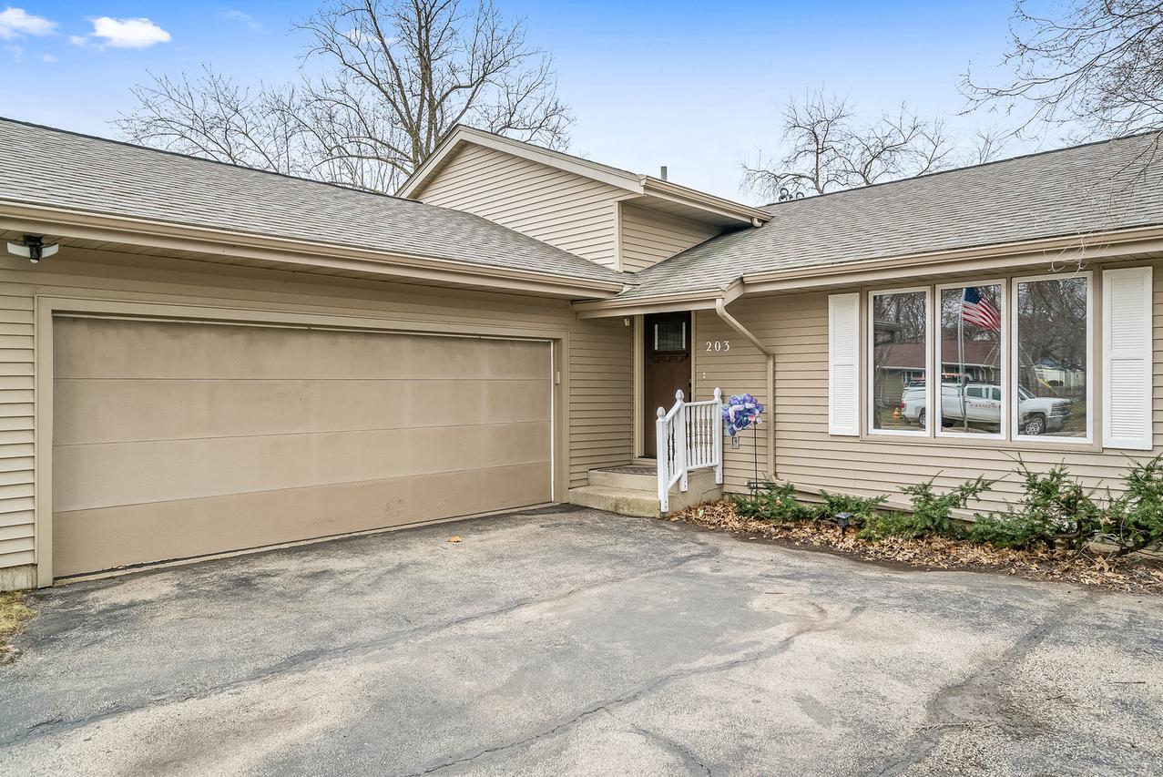 203 Sycamore Ln., Machesney Park, IL 61115