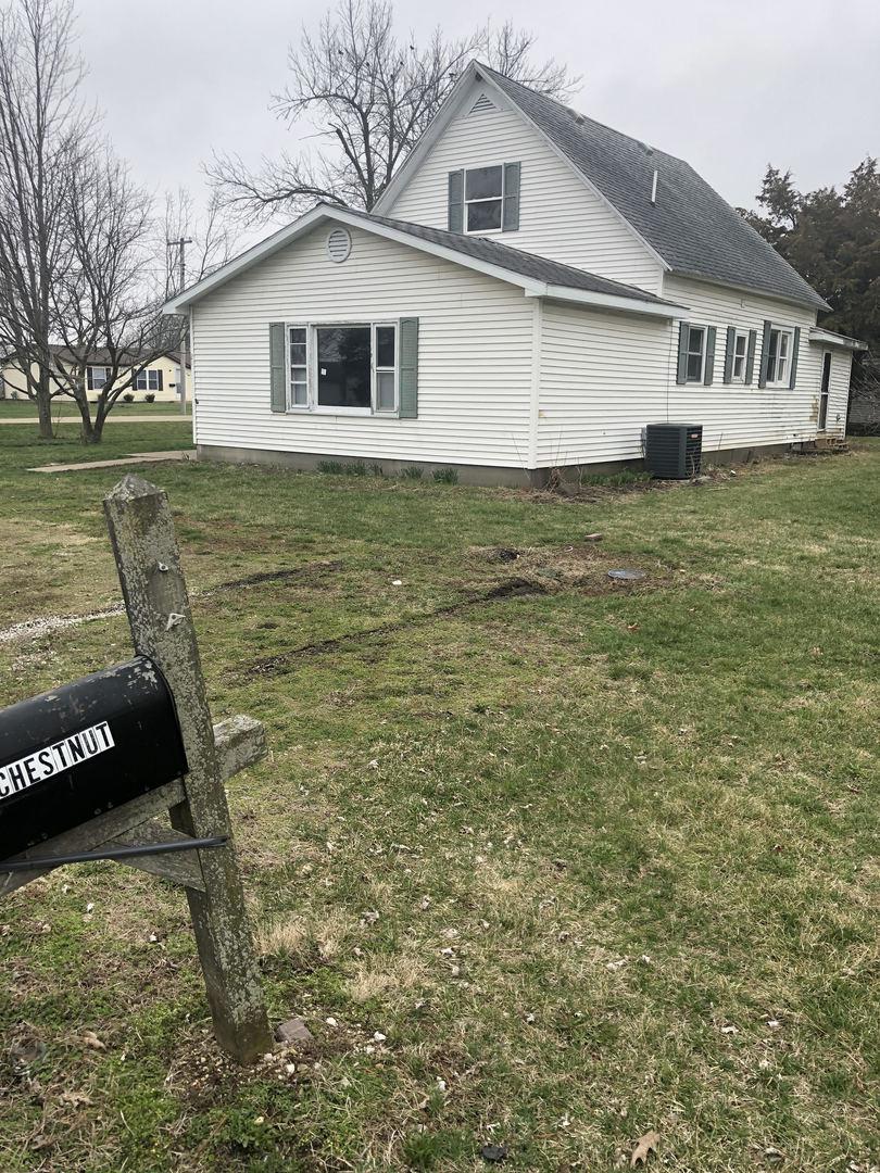21 Chestnut St., Weldon, IL 61882