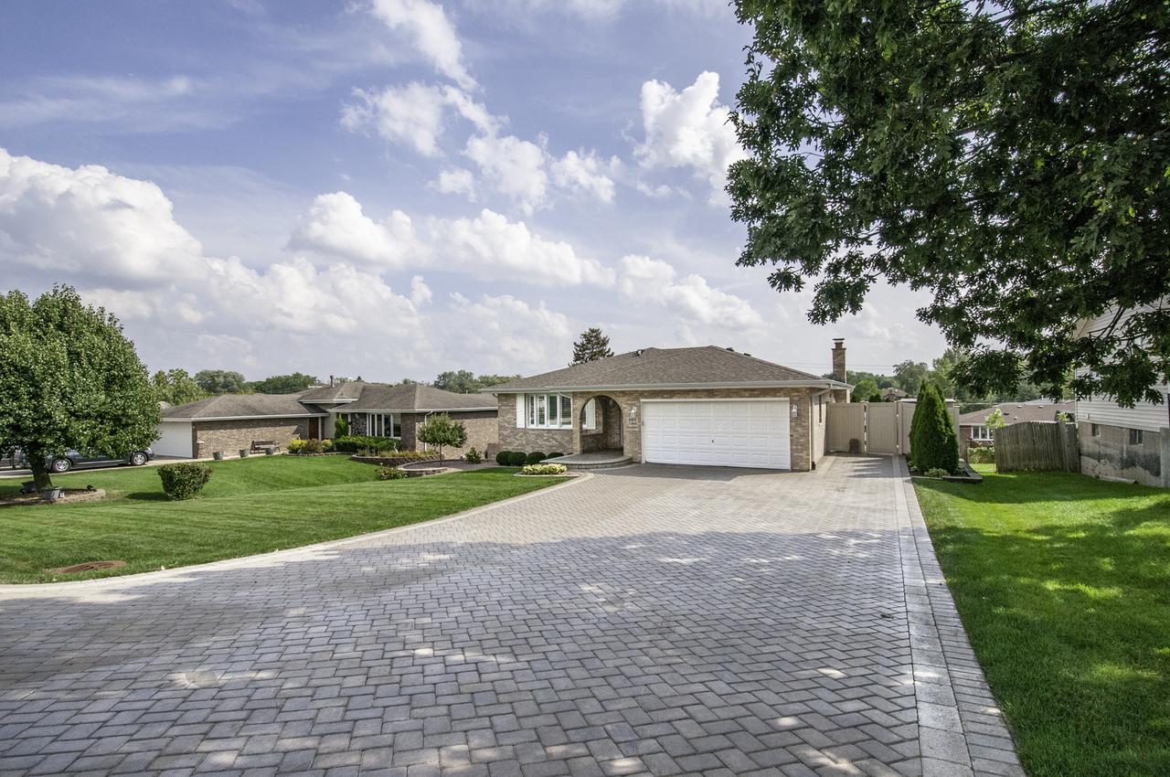 8815 W 98th Pl., Palos Hills, IL 60465