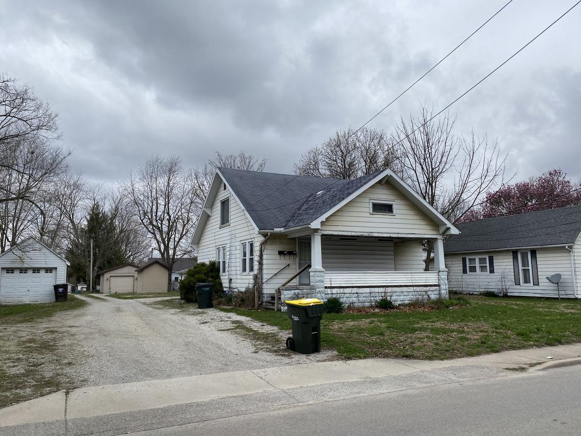 1018 Division St., Charleston, IL 61920
