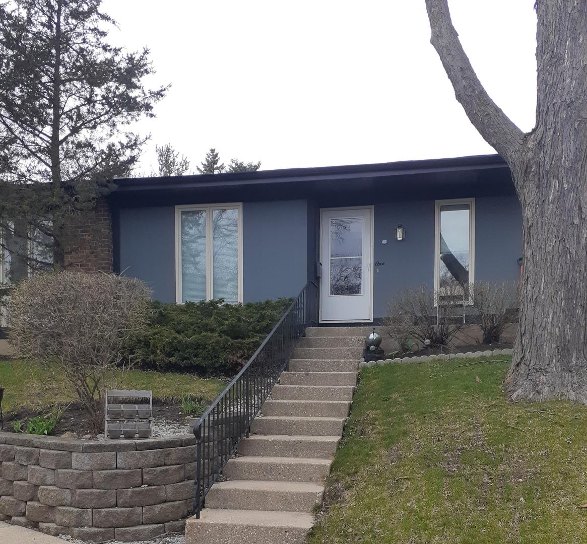 1 Tuileries Pl., Elgin, IL 60123