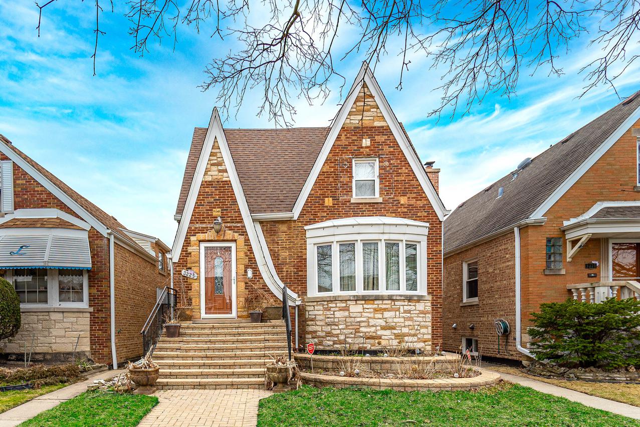 3225 N Neva Ave., Chicago, IL 60634