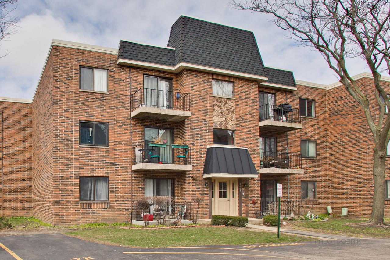 5407 Chateau Dr. #2, Rolling Meadows, IL 60008
