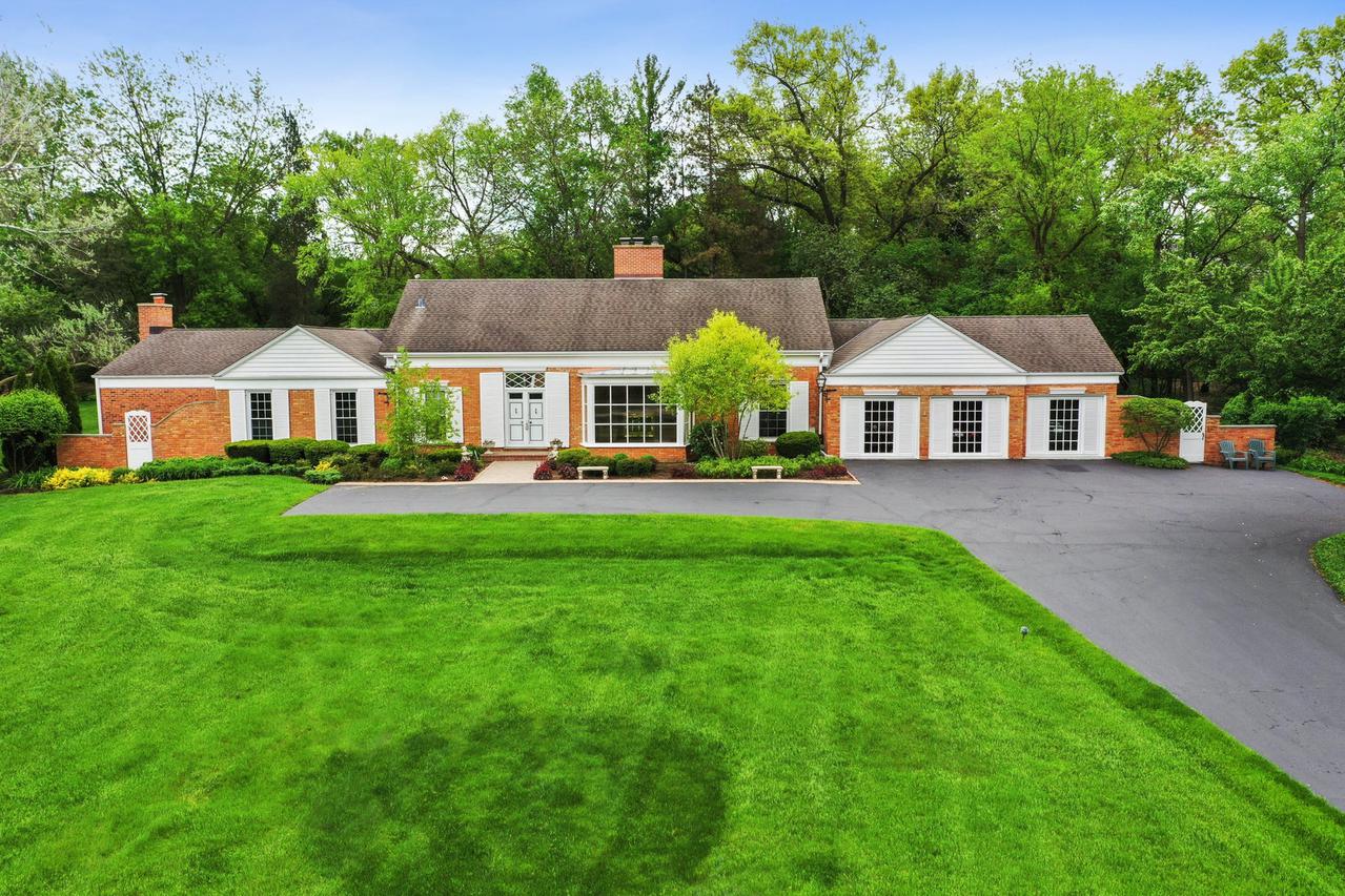1692 Beaver Pond Rd., Inverness, IL 60067
