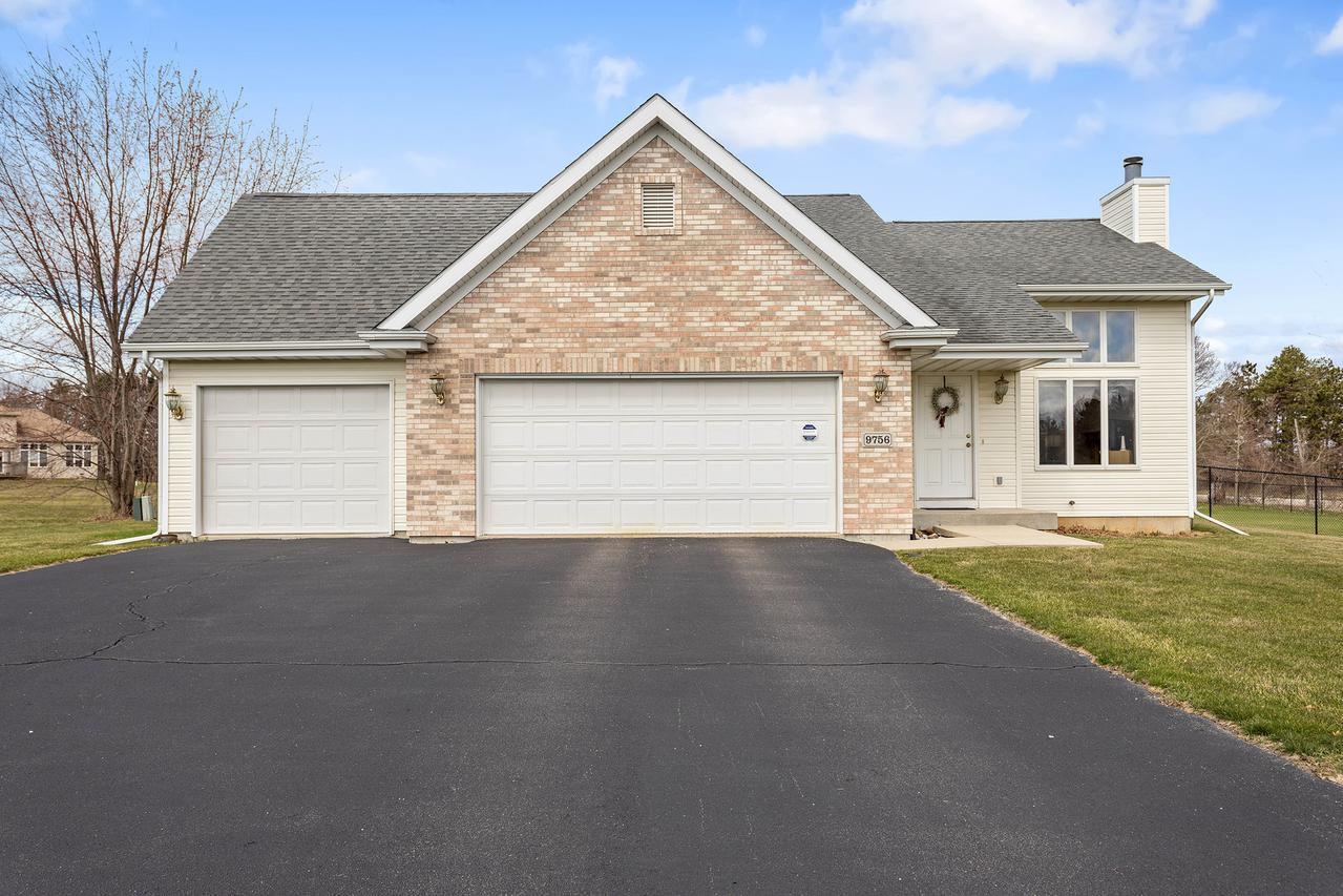 9756 Country Knolls Dr., Roscoe, IL 61073