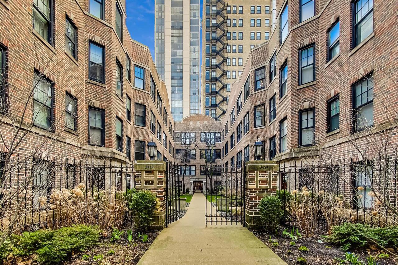 2311 N Commonwealth Ave. #2W, Chicago, IL 60614