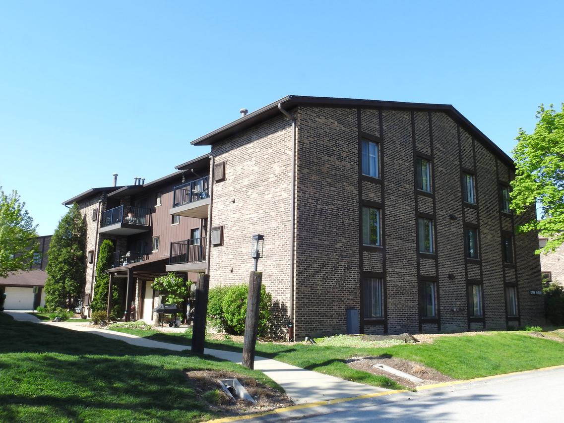 59 W 64th St. #202, Westmont, IL 60559
