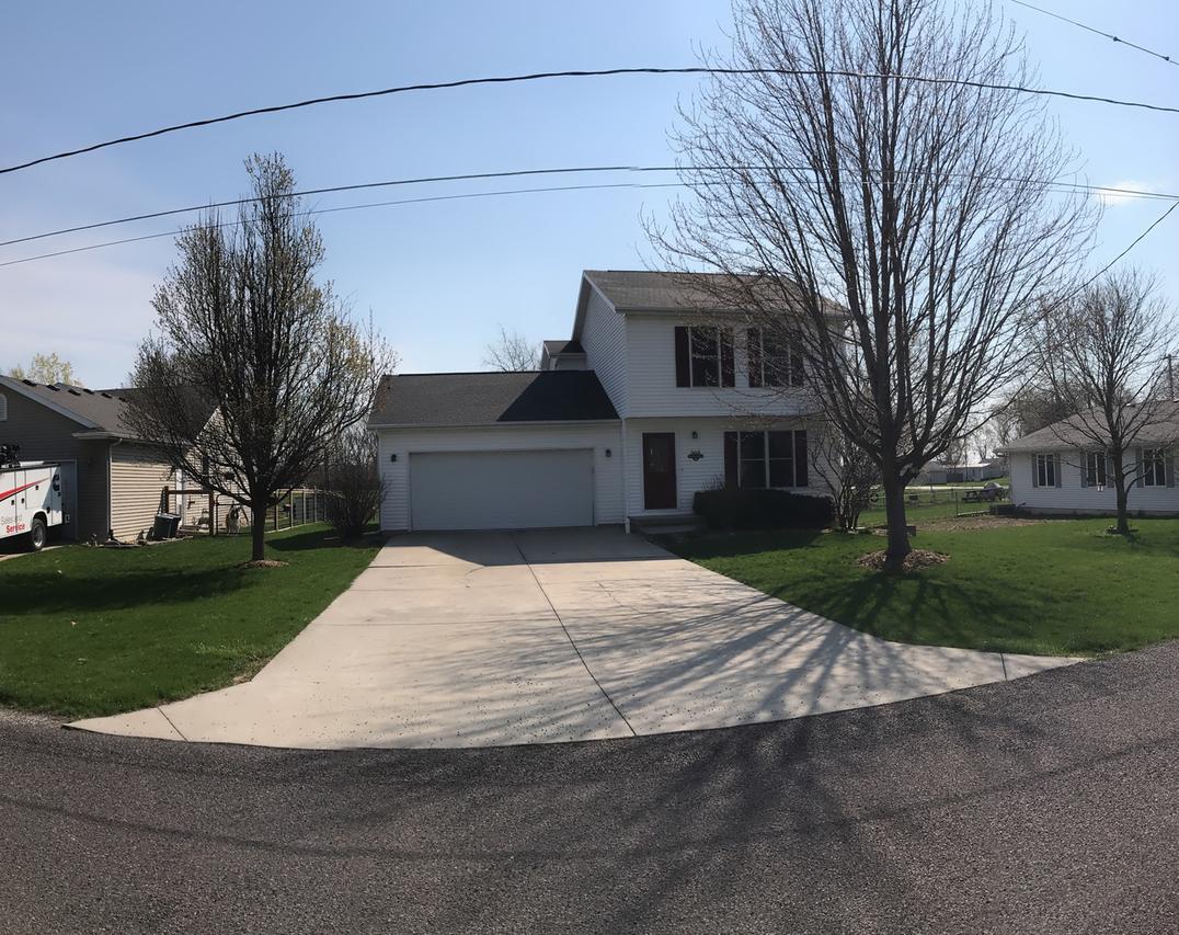 305 S Central St., El Paso, IL 61738