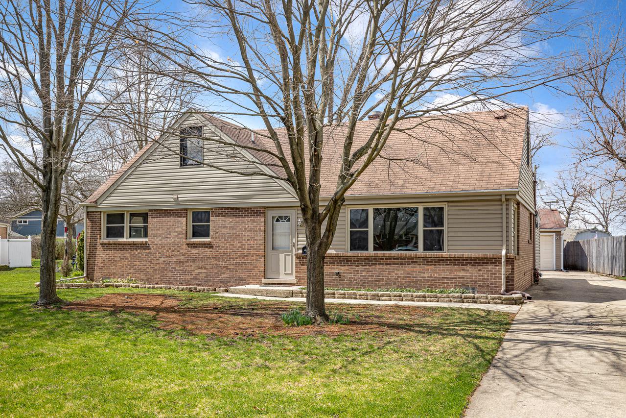 317 Brookwood Ter., Roselle, IL 60172