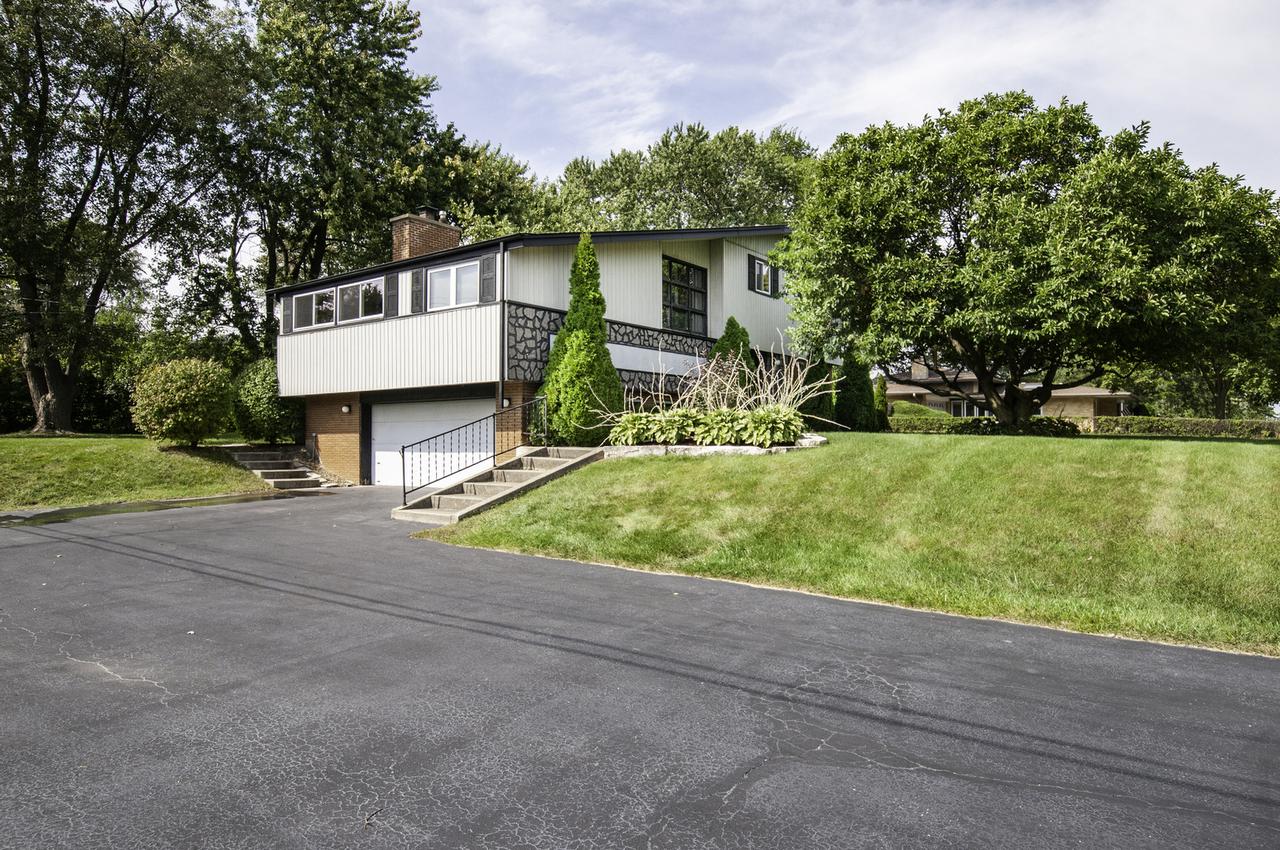 9130 S 86th Ct., Hickory Hills, IL 60457