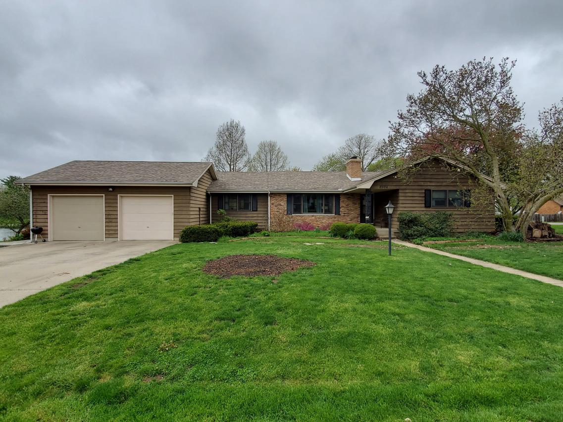 2004 E Meadowhill Ln., Mahomet, IL 61853