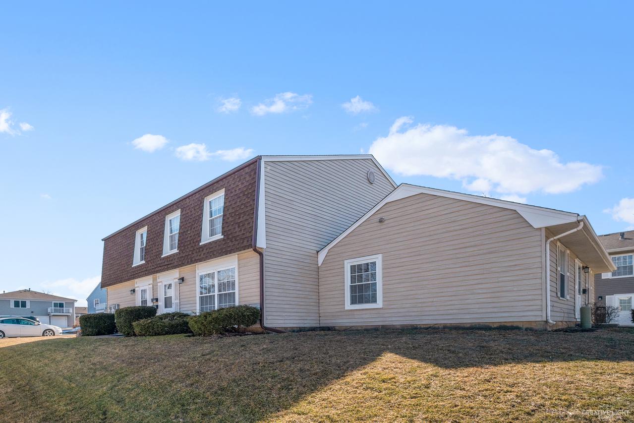 1545 Woodcutter Ln. #C, Wheaton, IL 60189