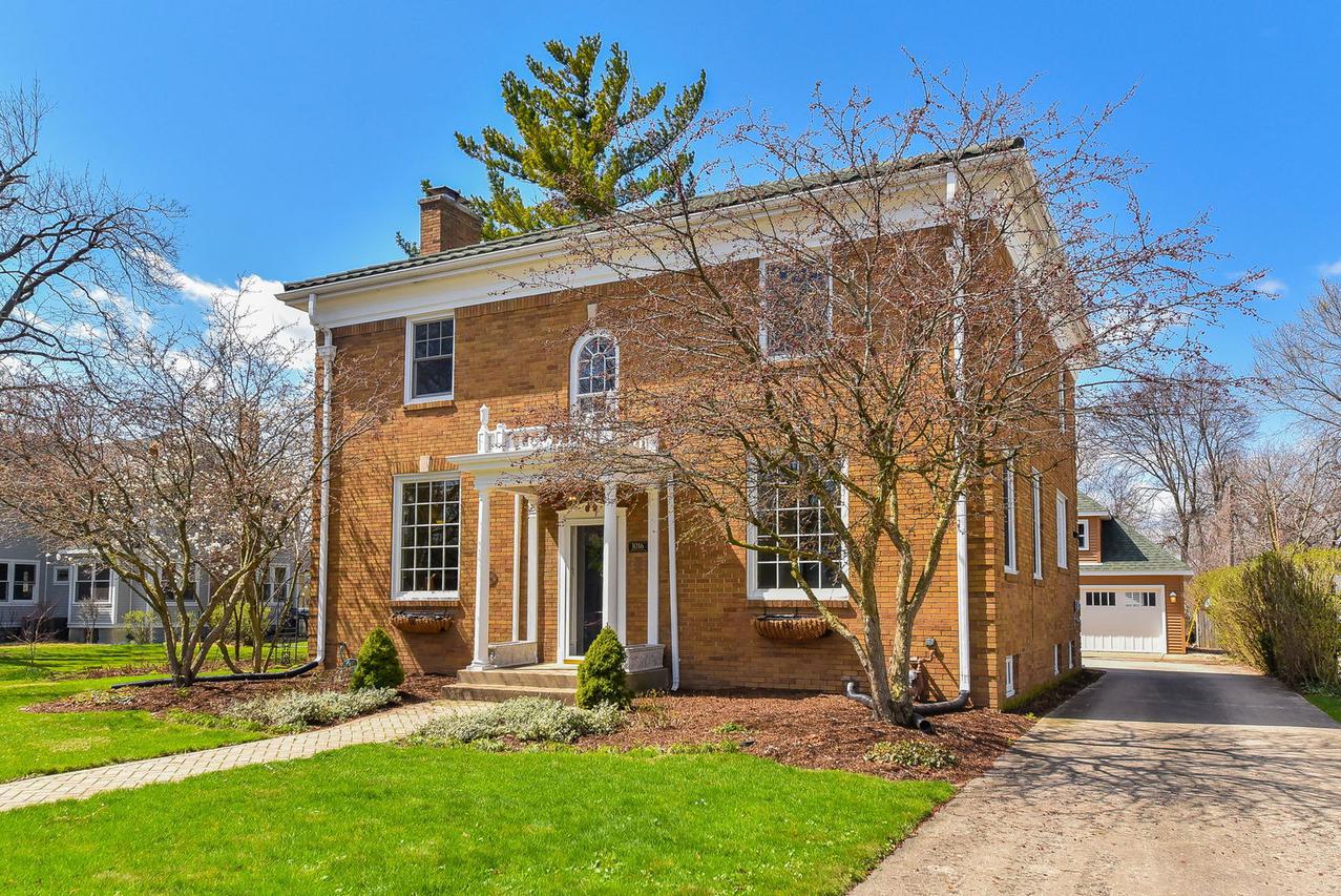 1016 Wheaton Pl., Wheaton, IL 60187