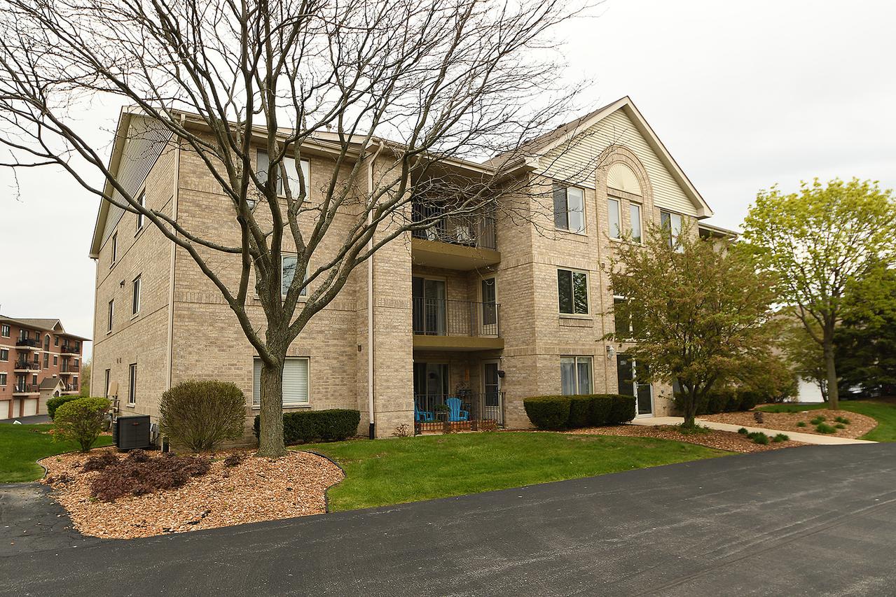 6820 Ridge Point Dr. #2B, Oak Forest, IL 60452