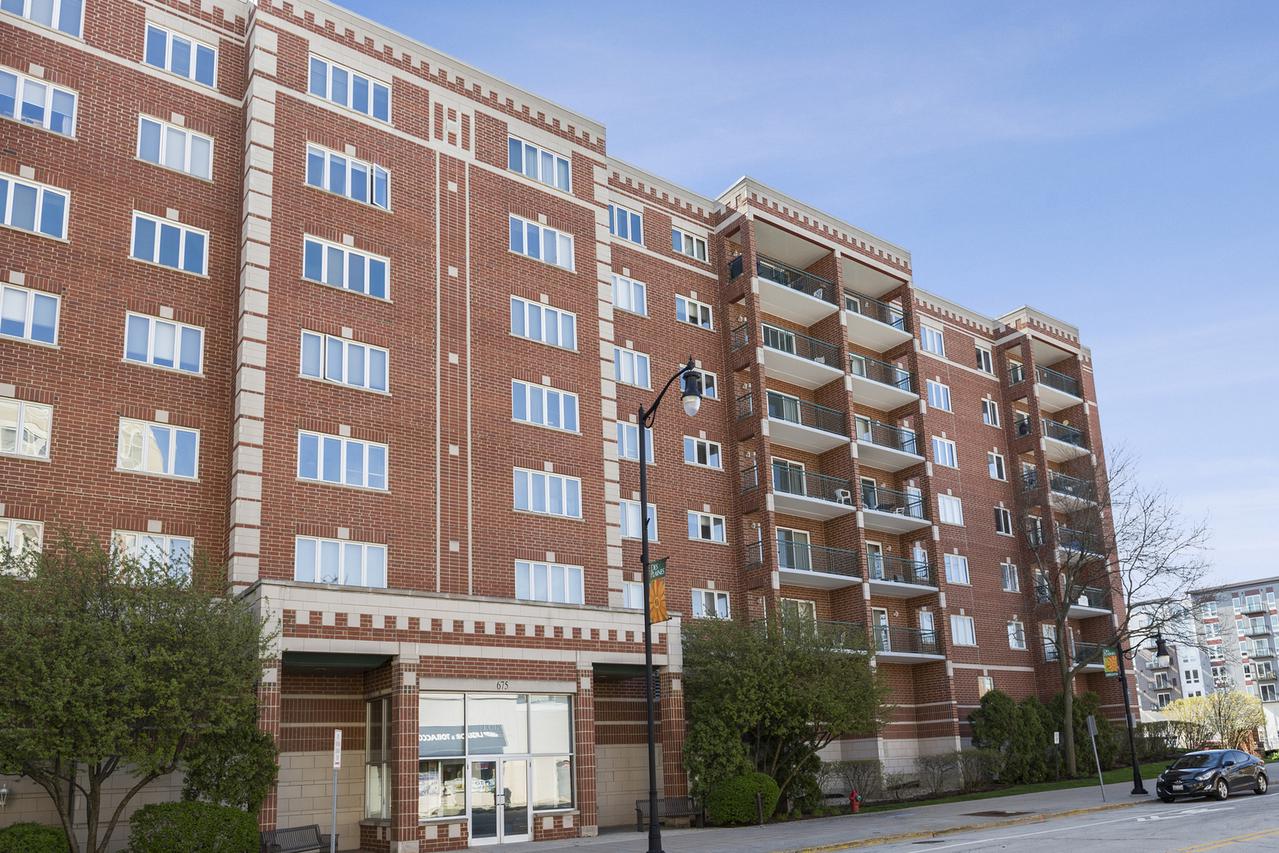 675 Pearson St. #706, Des Plaines, IL 60016