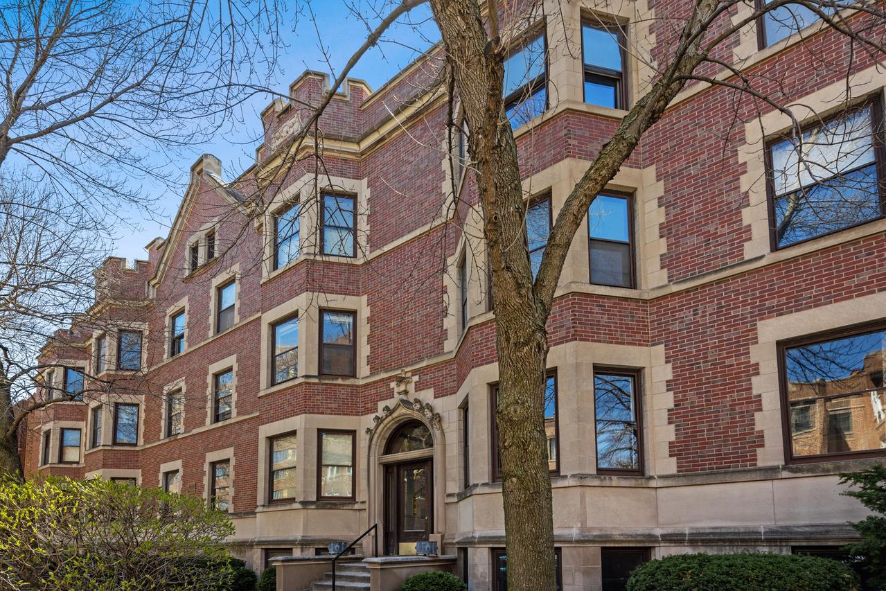 719 W Bittersweet Pl. #L4, Chicago, IL 60613
