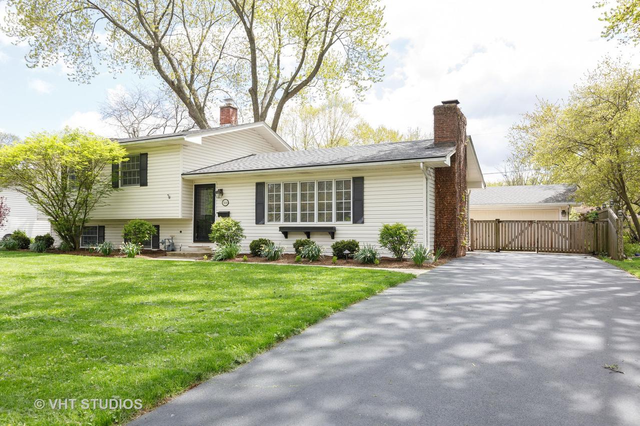 560 Spruce Dr., Naperville, IL 60540
