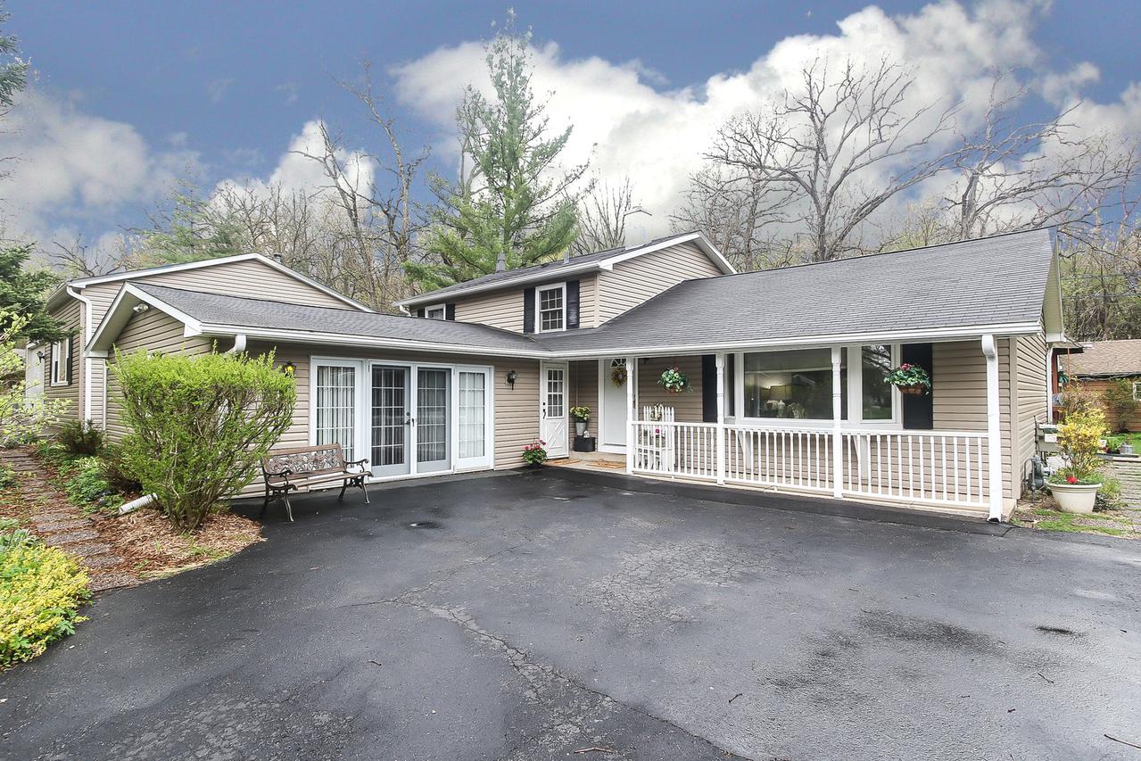 124 Valley Dr., Oakwood Hills, IL 60013