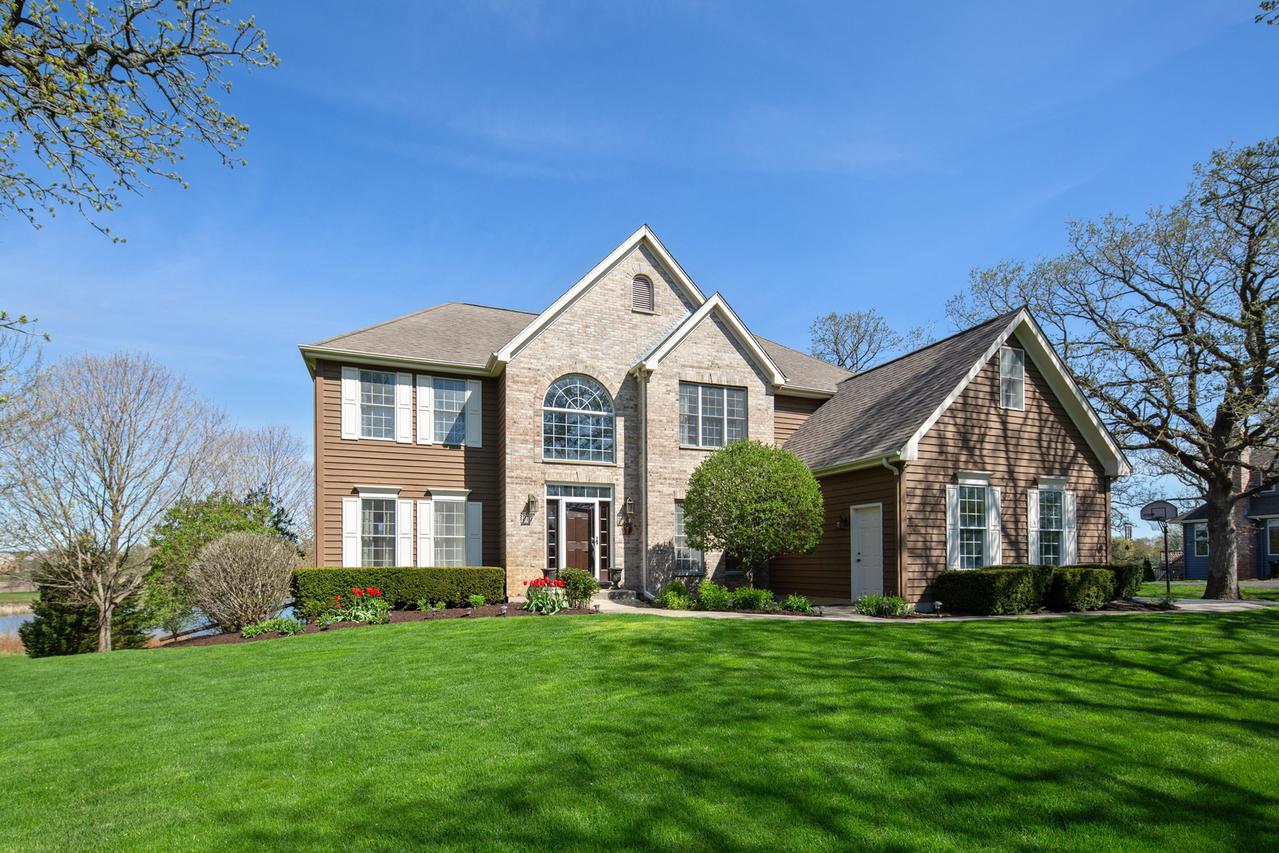 3216 Royal Woods Dr., Crystal Lake, IL 60014