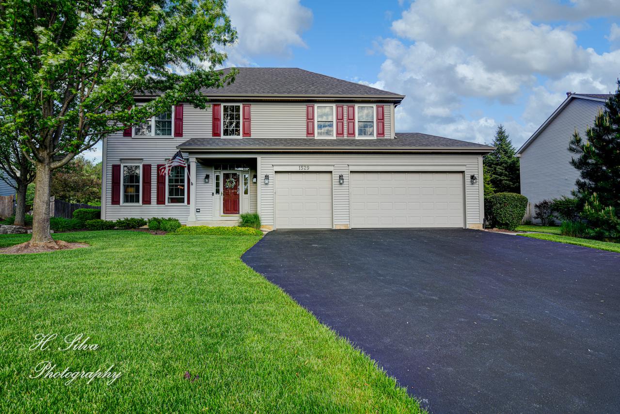 1529 Rolling Hills Dr., Crystal Lake, IL 60014