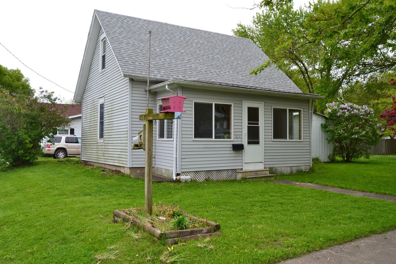 824 N George St., Clinton, IL 61727