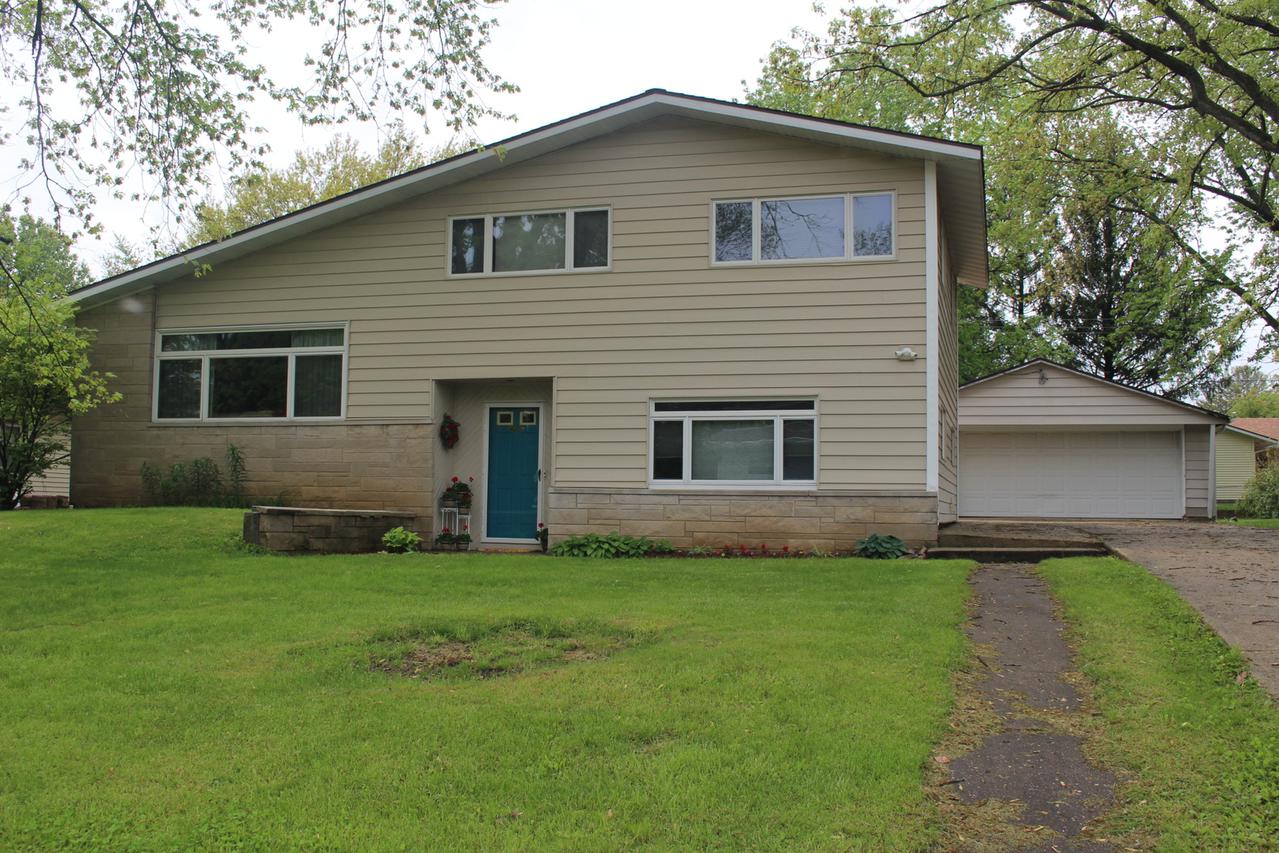 63 Hillcrest Dr., Clinton, IL 61727