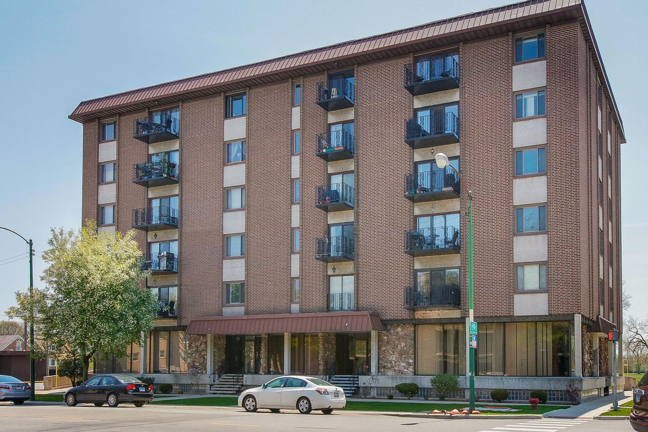 8359 W Addison St. #201, Chicago, IL 60634