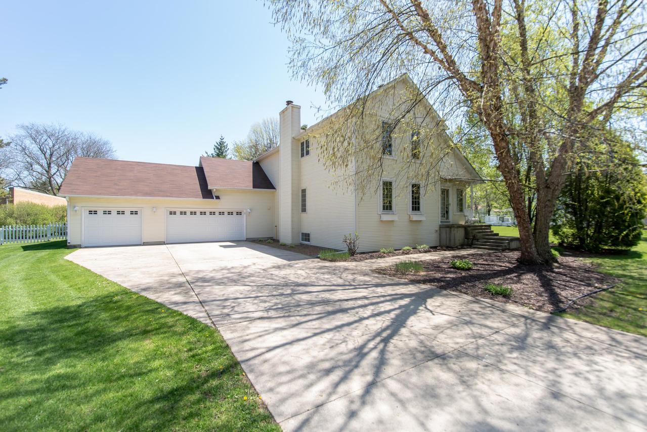 211 Maple St., Lindenwood, IL 61049