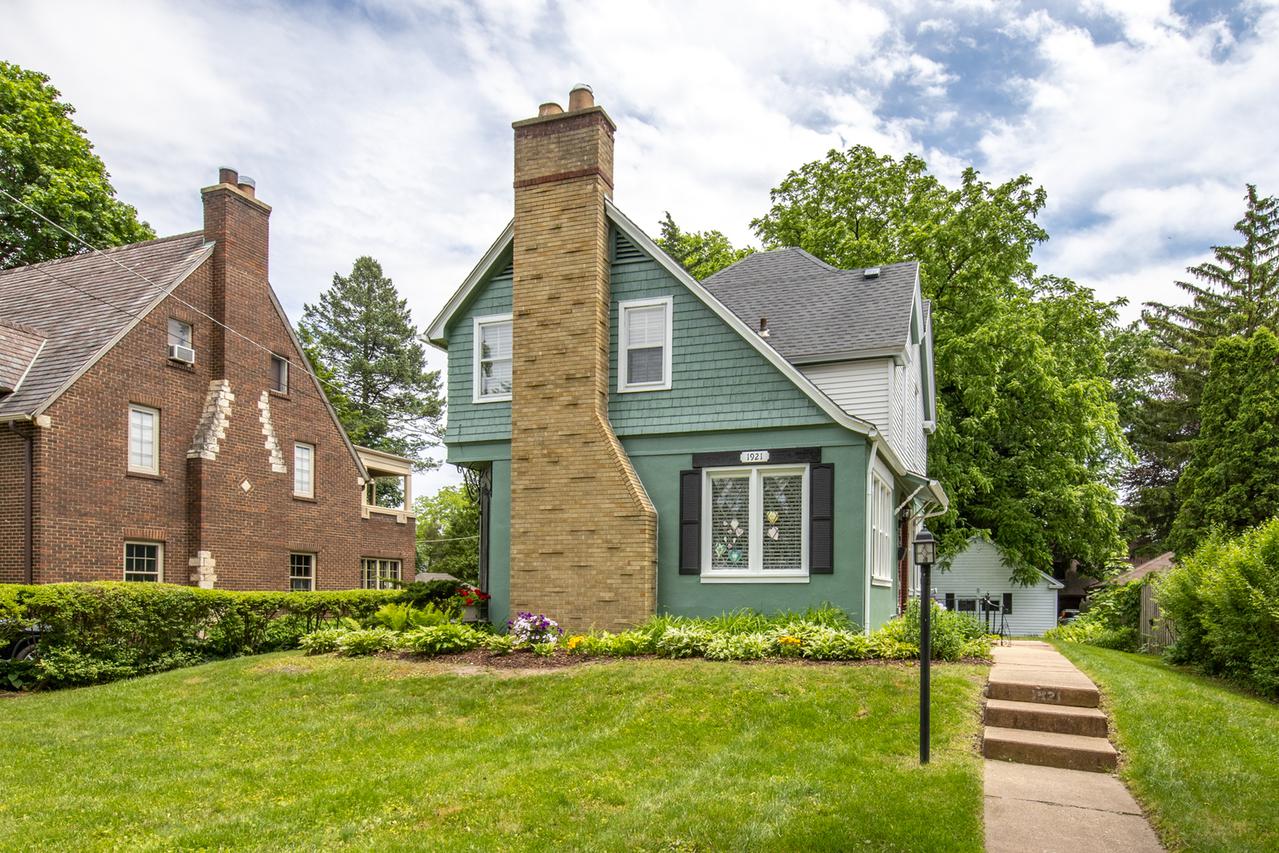 1921 Oxford St., Rockford, IL 61103