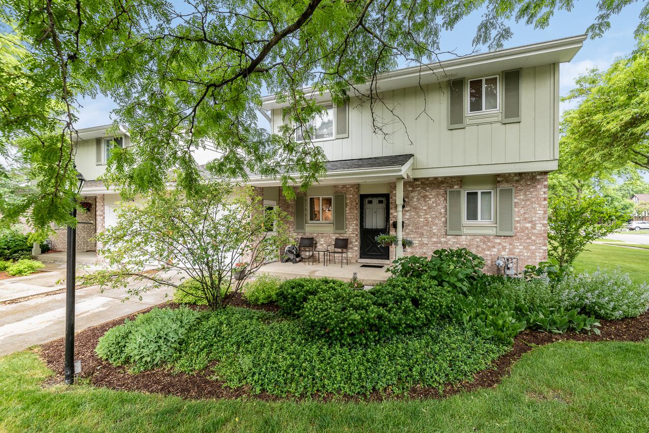 1502 Johnstown Ct., Wheaton, IL 60189